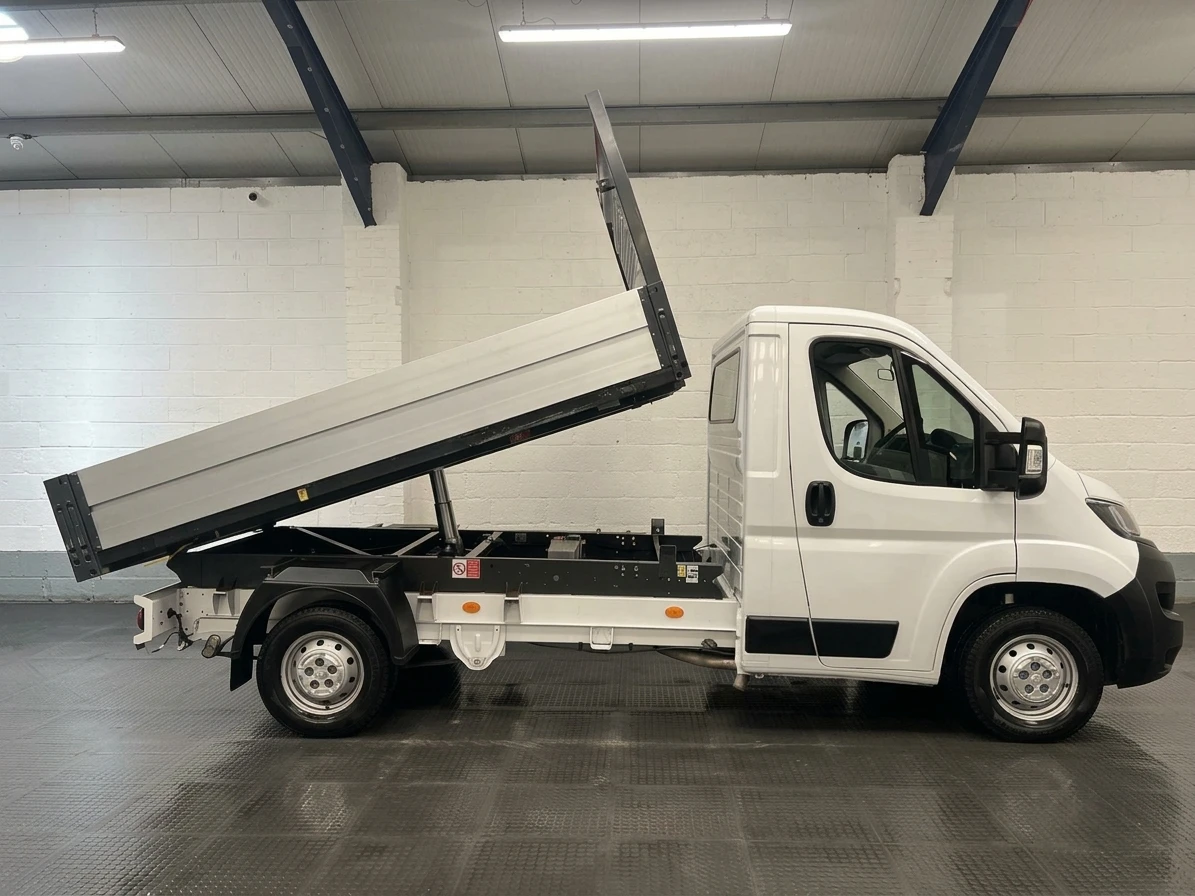 2021 Peugeot Boxer Tipper Van — side view