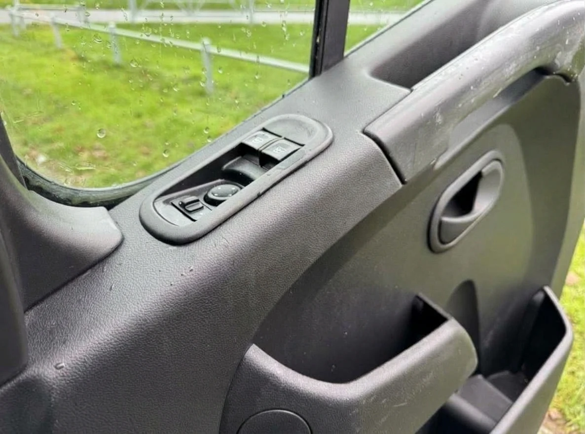 2021 Nissan NV400 Luton Box Van — detail