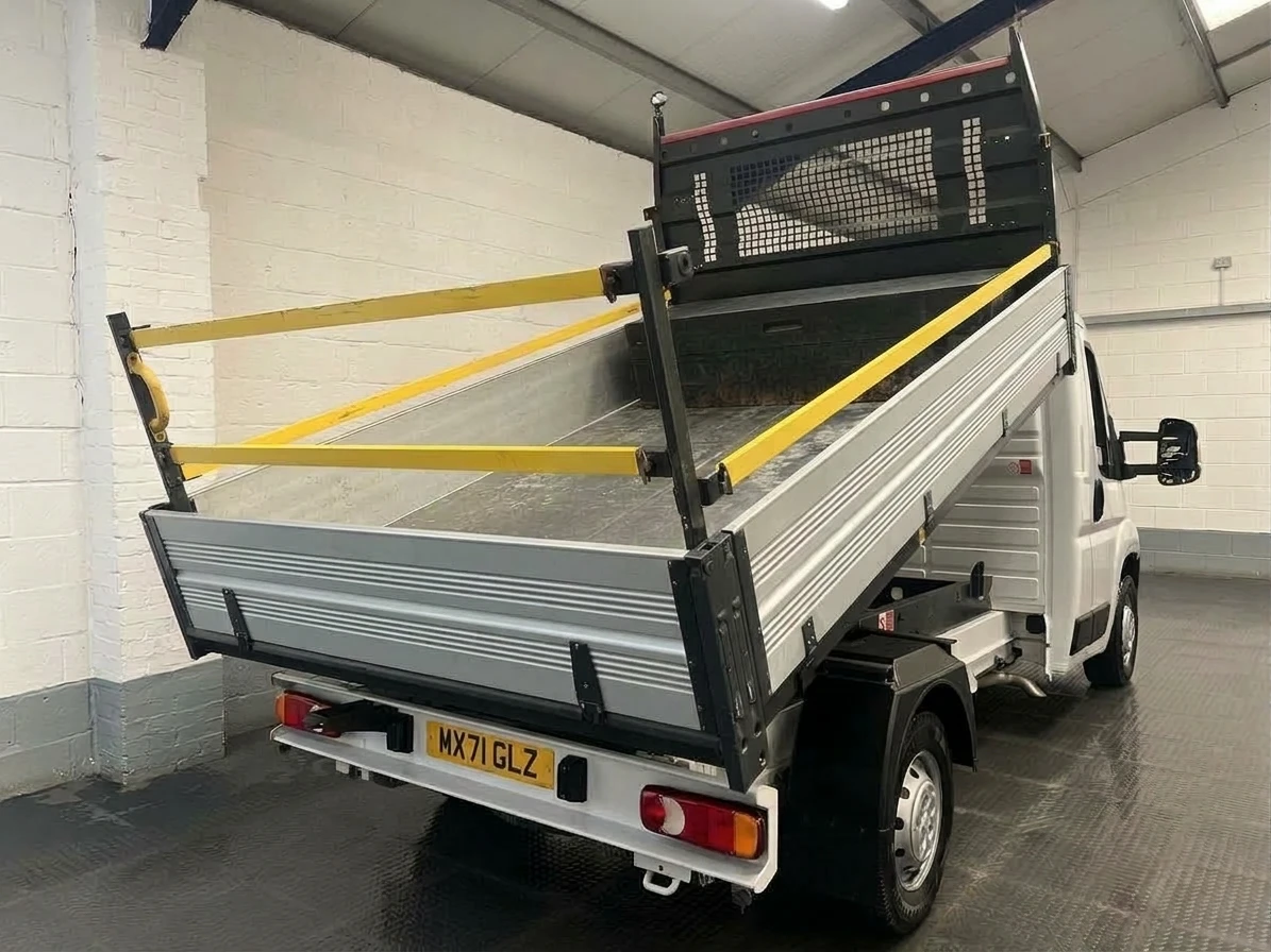 2021 Peugeot Boxer Tipper Van — rear three-quarter view