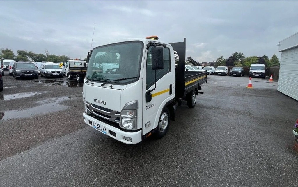 2023 Isuzu Grafter Tipper Van — front three-quarter view