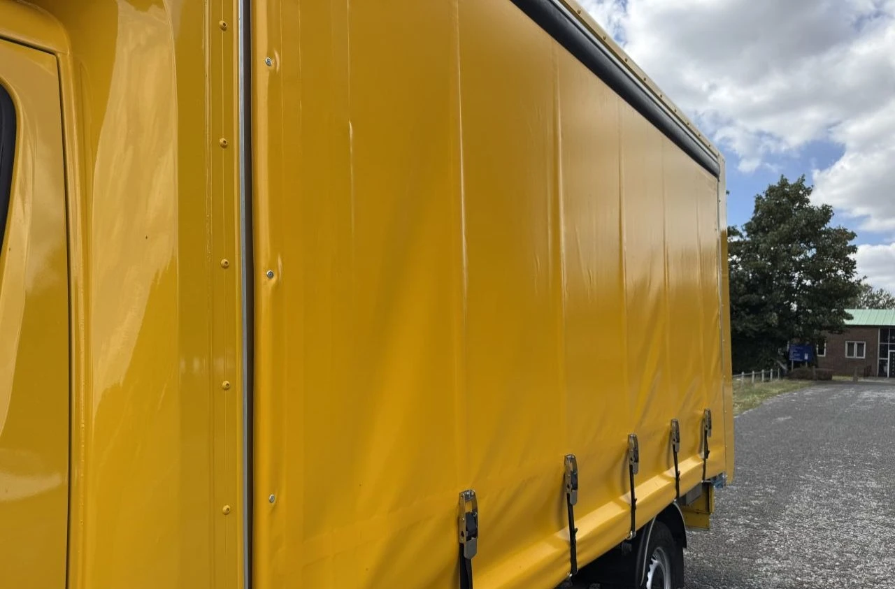 2020 Mercedes-Benz Sprinter CurtainSider Van — detail