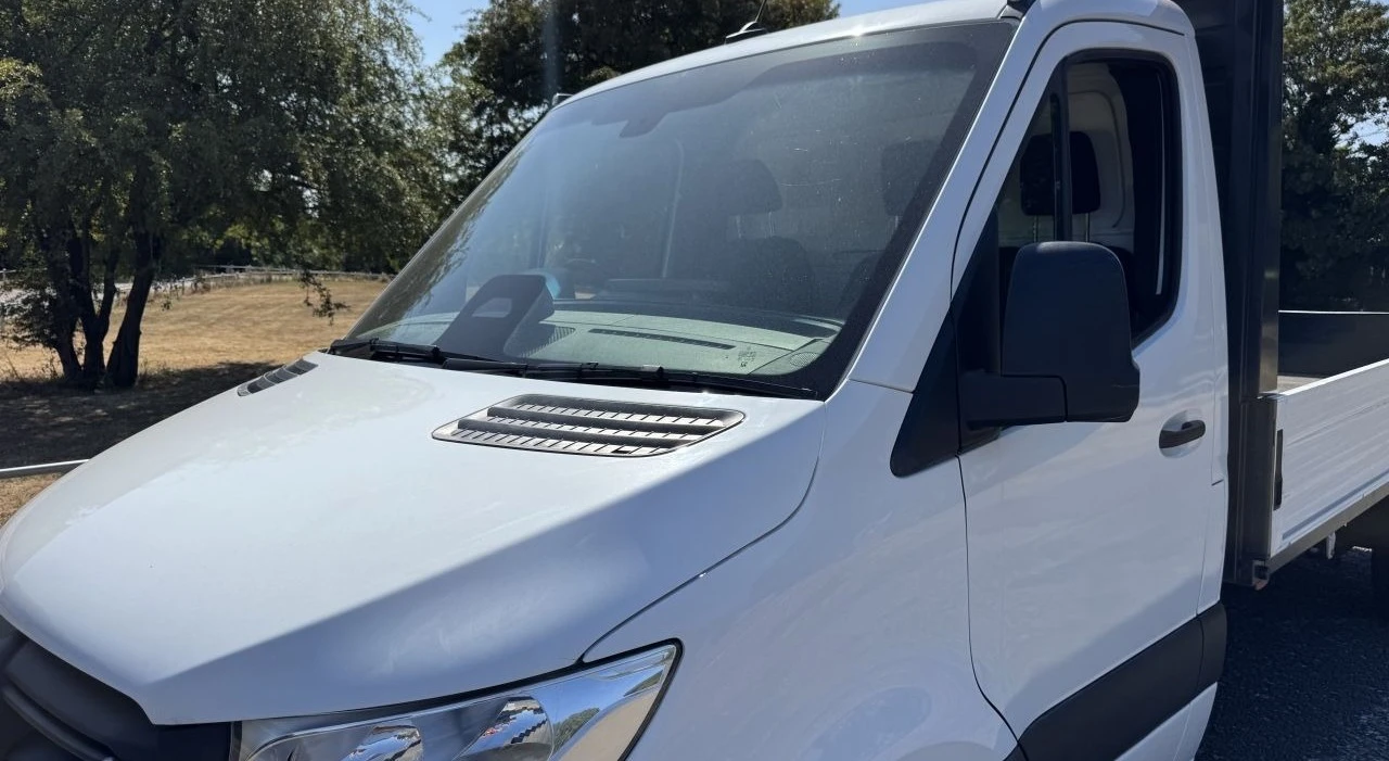 2025 Mercedes-Benz Sprinter Dropside Van — detail