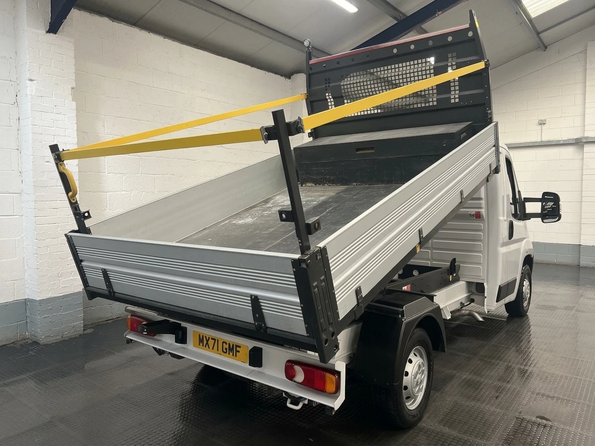 2021 Peugeot Boxer Tipper Van — rear three-quarter view