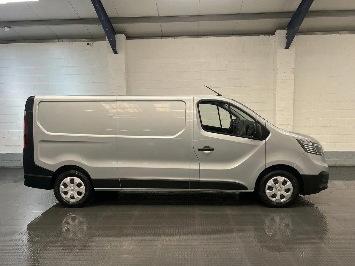 2022 Renault Trafic Panel Van — side view