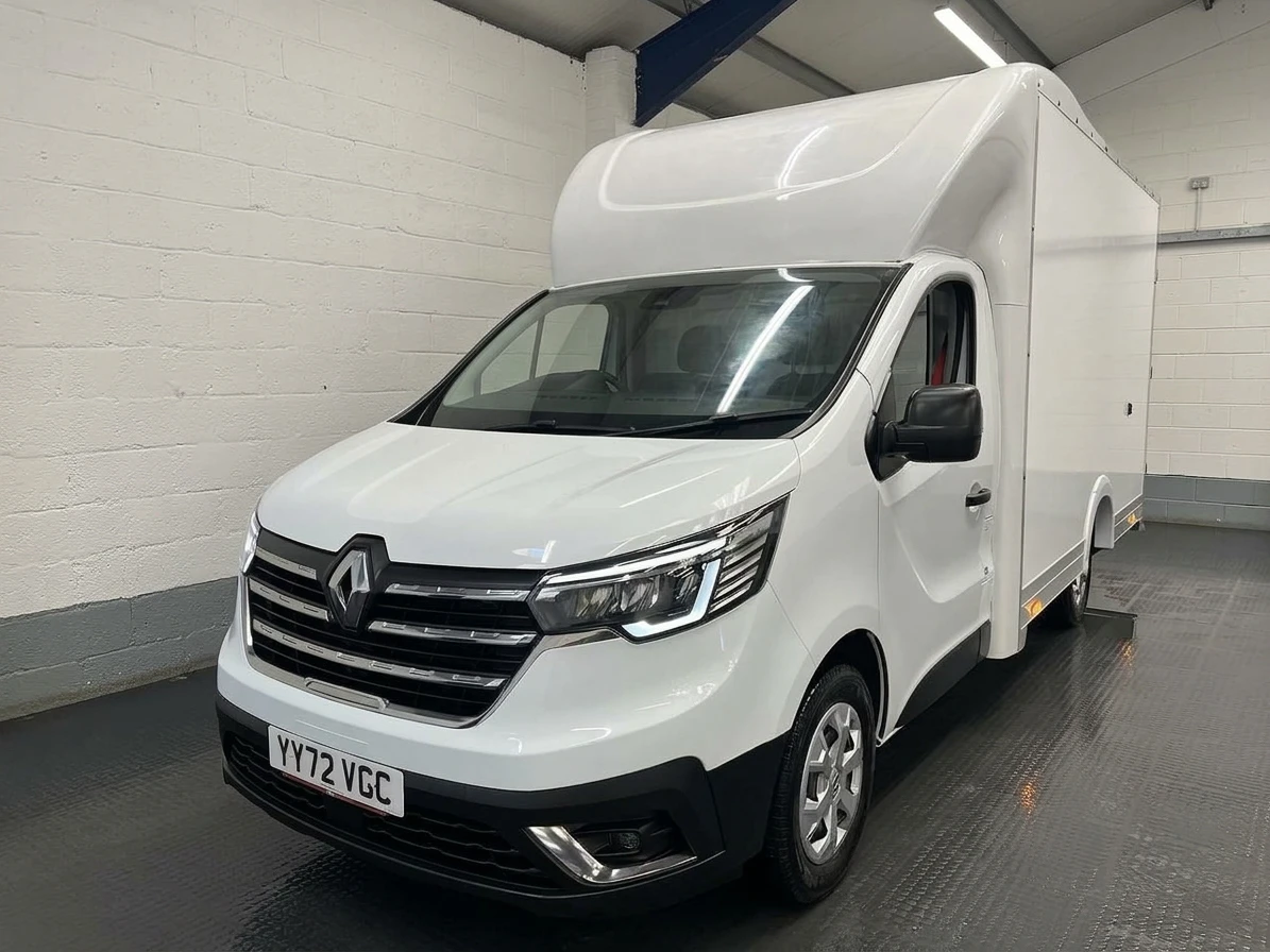 2022 Renault Trafic Luton Low Loader Van — front three-quarter view