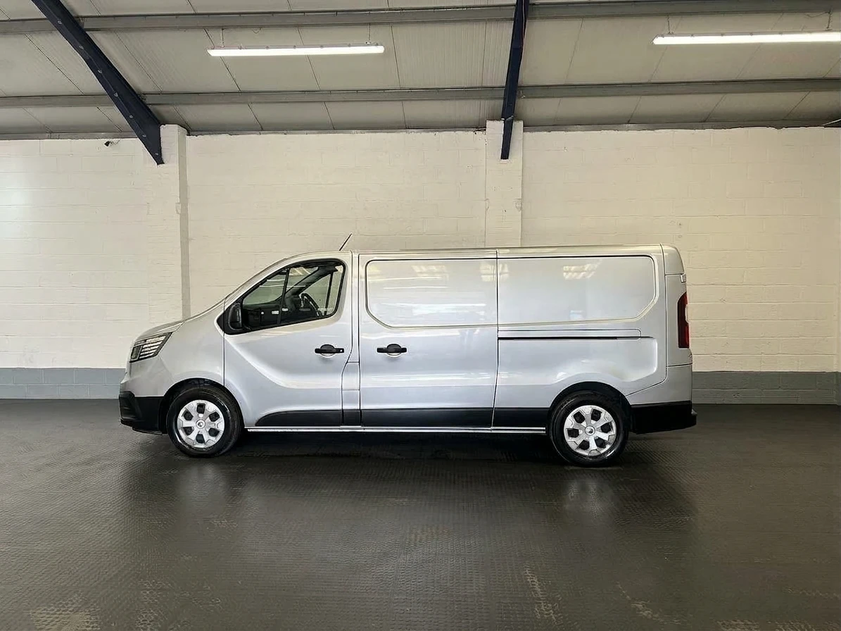 2023 Renault Trafic Panel Van — side view