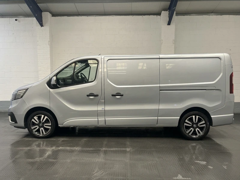 2023 Renault Trafic Panel Van — side view
