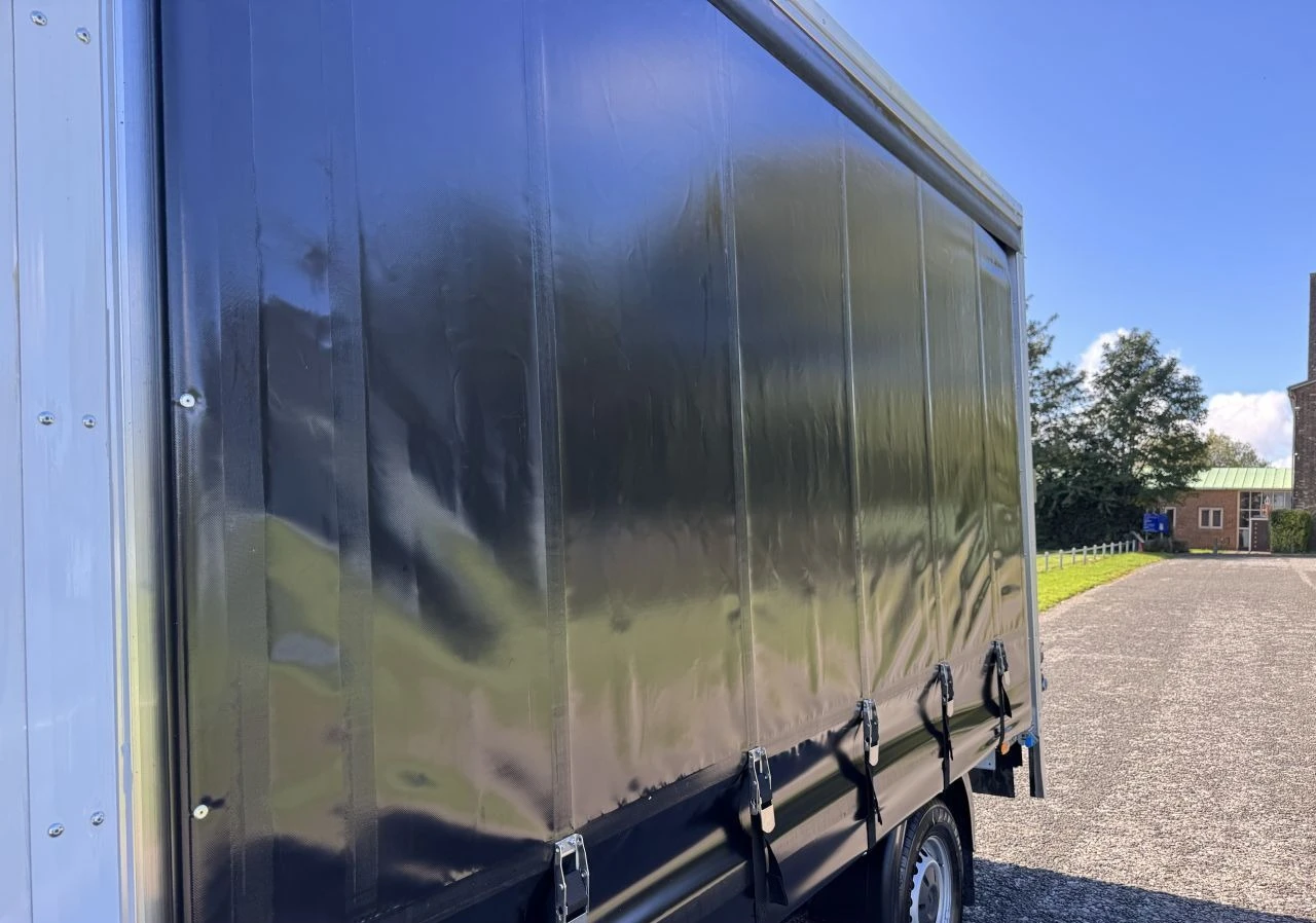 2022 Mercedes-Benz Sprinter CurtainSider Van — detail