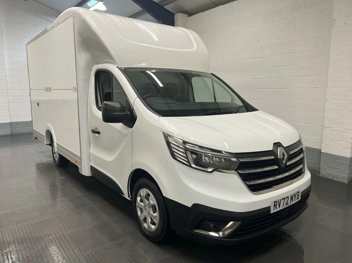 2022 Renault Trafic Luton Low Loader Van — front three-quarter view