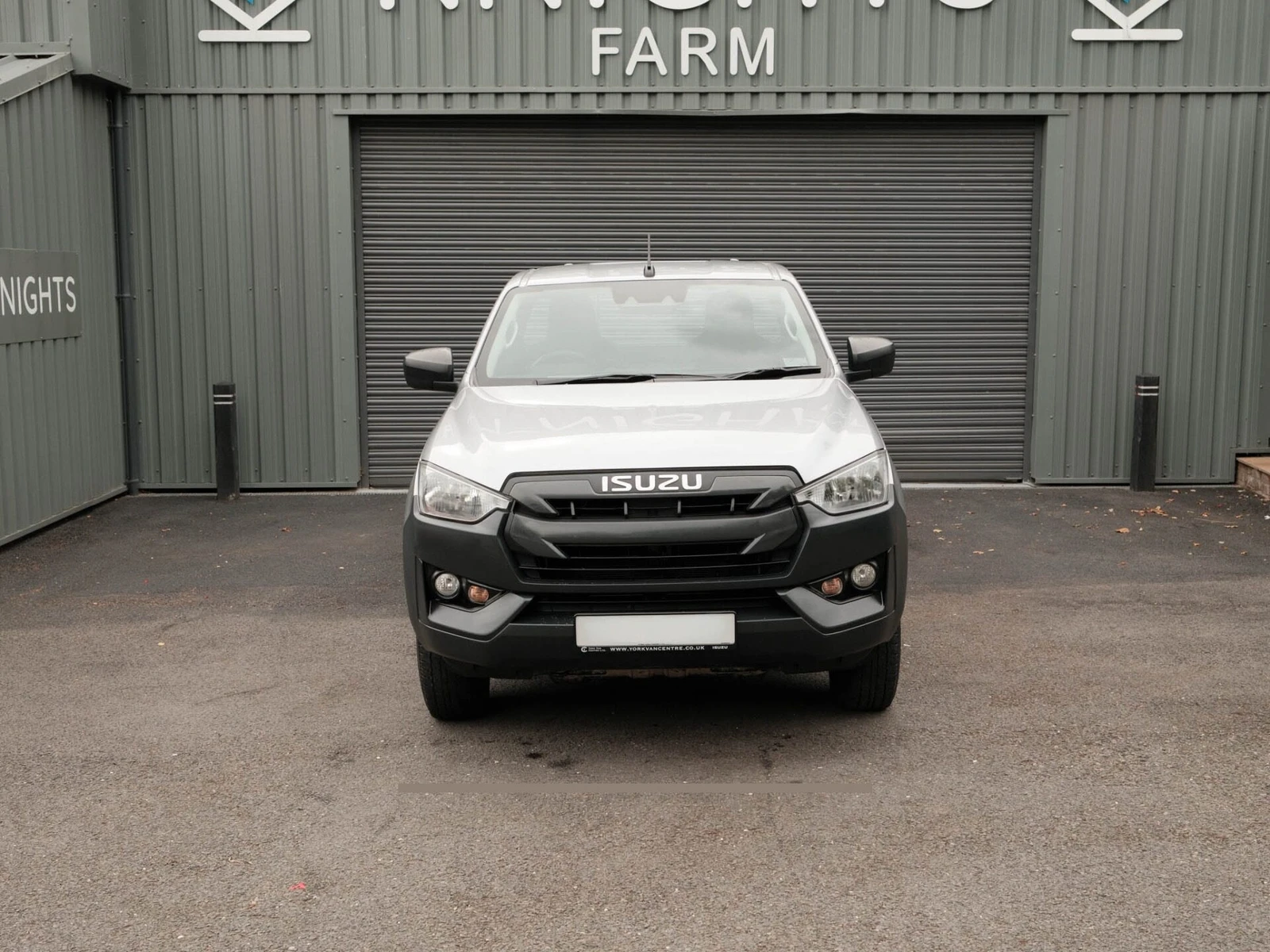2021 Isuzu D-Max PickUp Van — front view