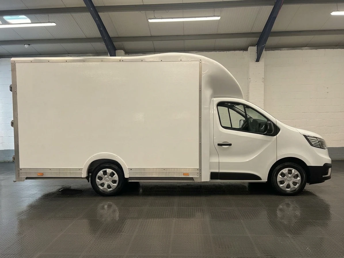 2022 Renault Trafic Luton Low Loader Van — side view