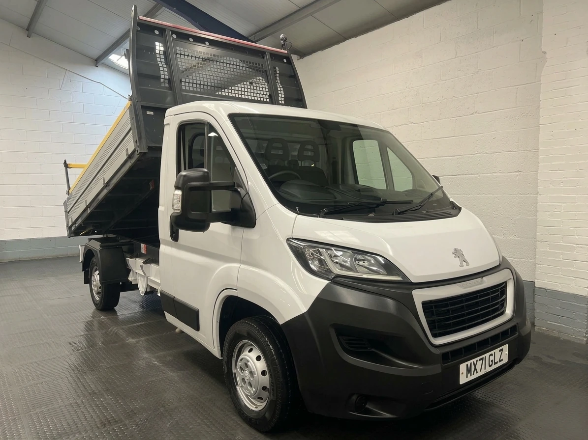 2021 Peugeot Boxer Tipper Van — front three-quarter view