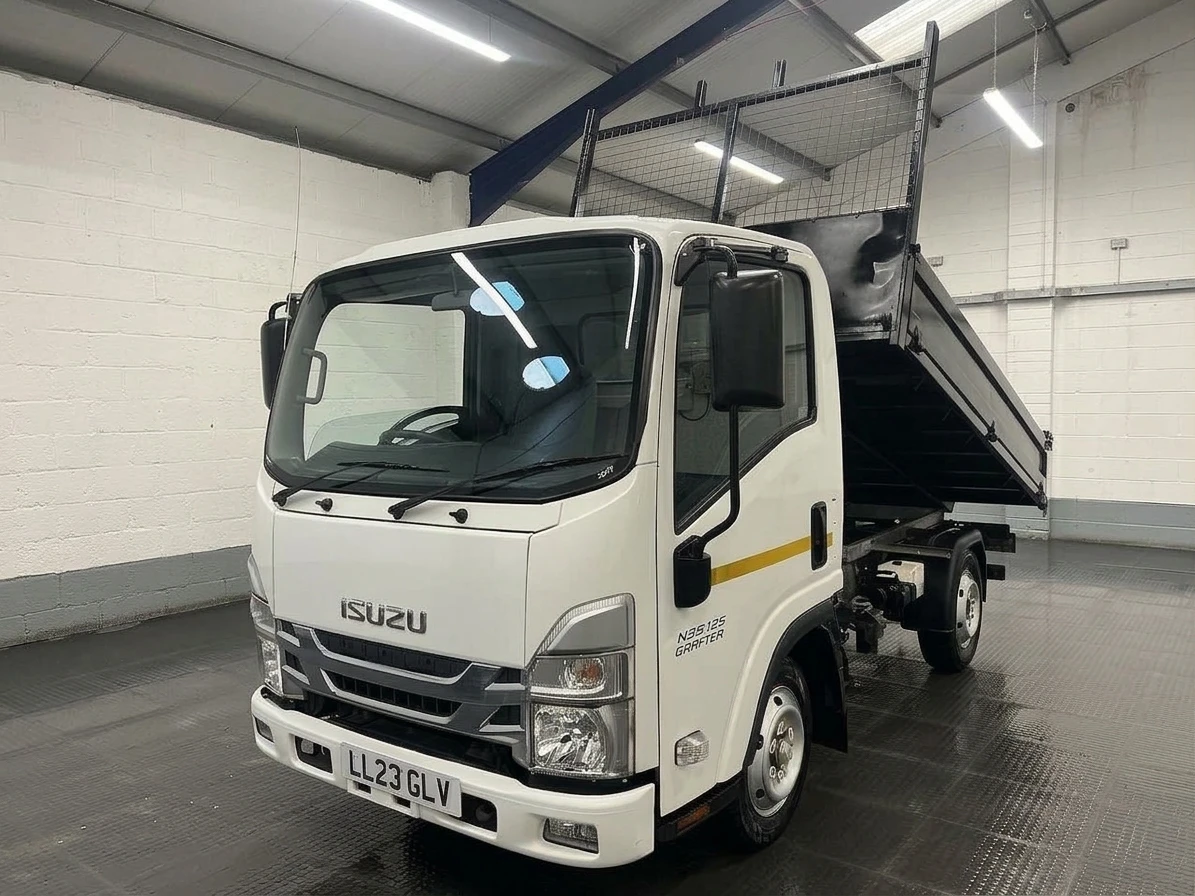 2023 Isuzu Grafter Tipper Van — front three-quarter view