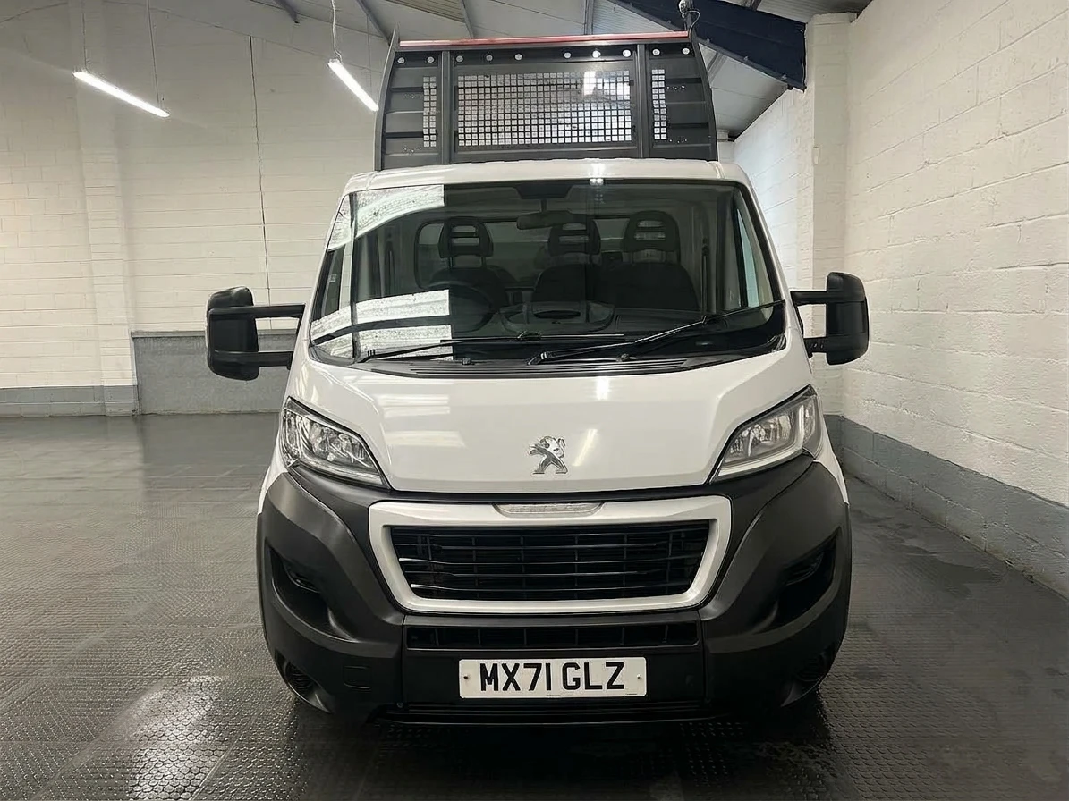 2021 Peugeot Boxer Tipper Van — front view