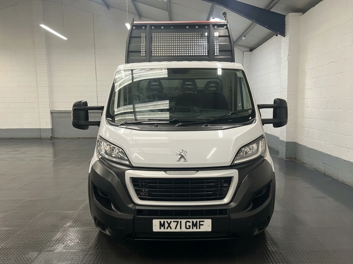 2021 Peugeot Boxer Tipper Van — front view
