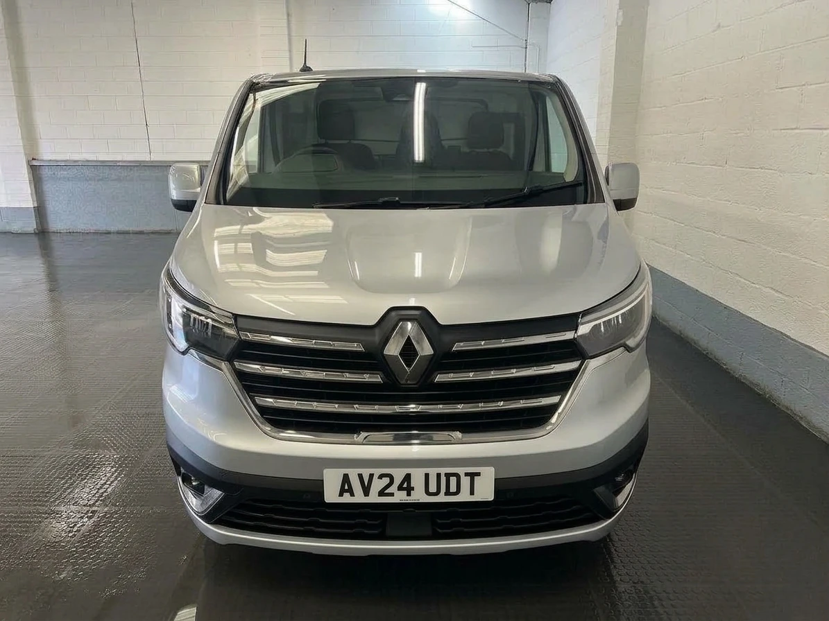 2024 Renault Trafic Panel Van — front view
