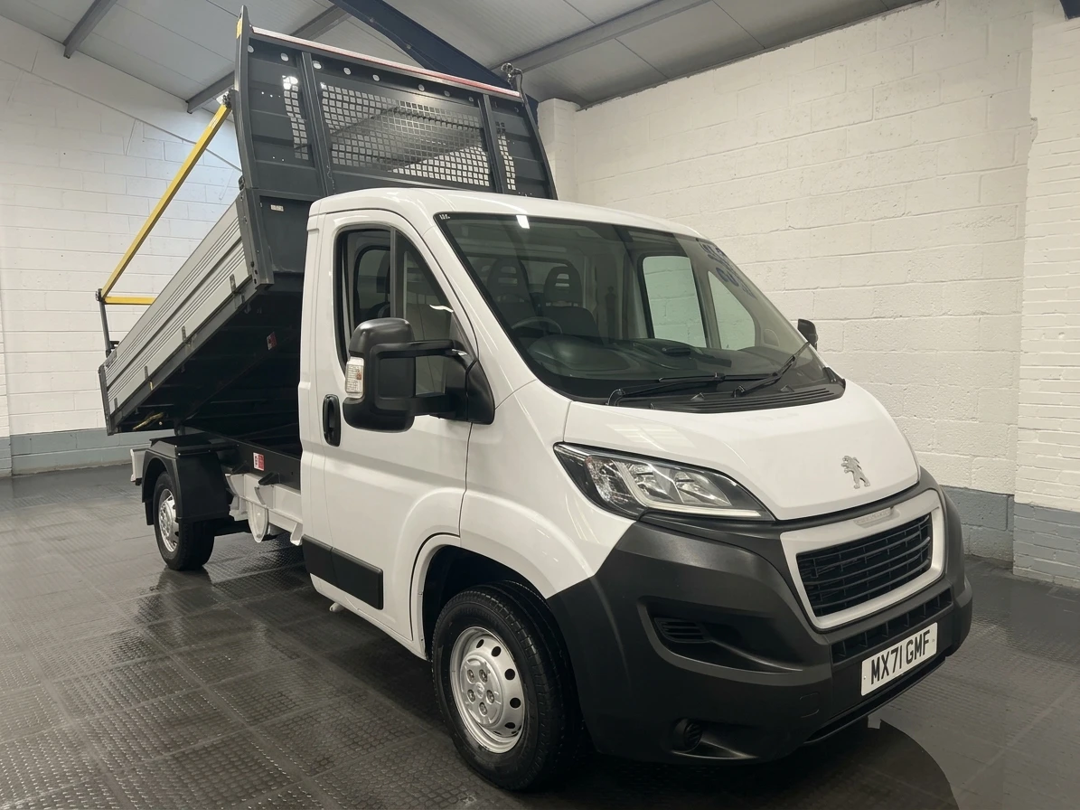 2021 Peugeot Boxer Tipper Van — front three-quarter view