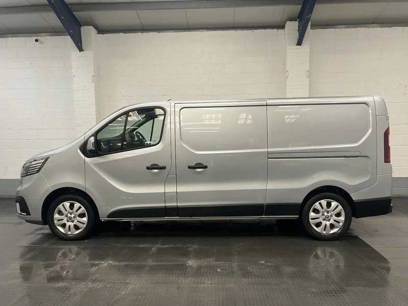 2022 Renault Trafic Panel Van — side view