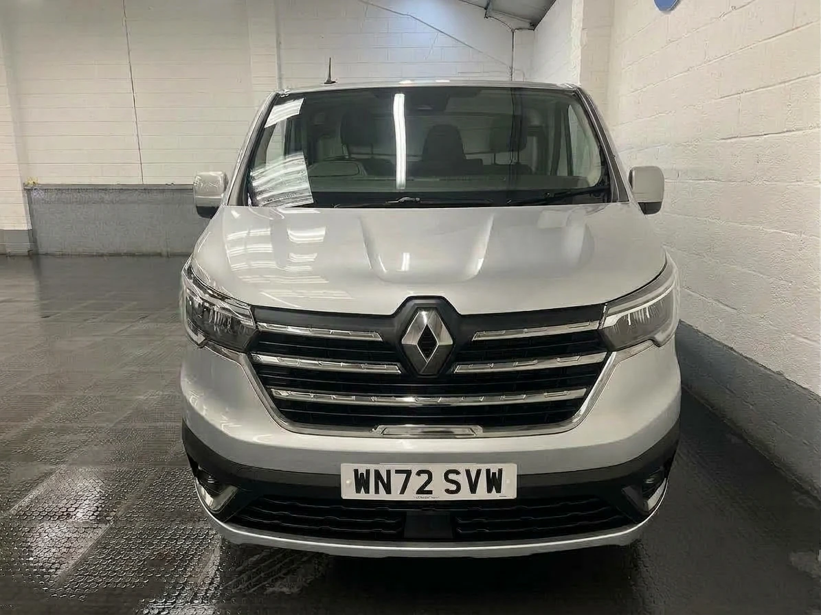 2022 Renault Trafic Panel Van — front view