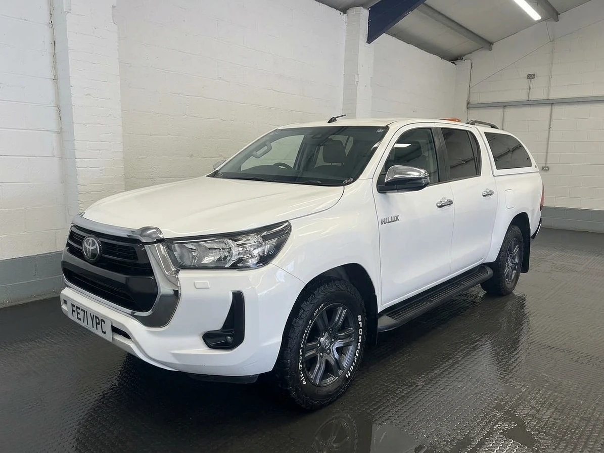2021 Toyota Hilux Double Cab PickUp Van — front three-quarter view