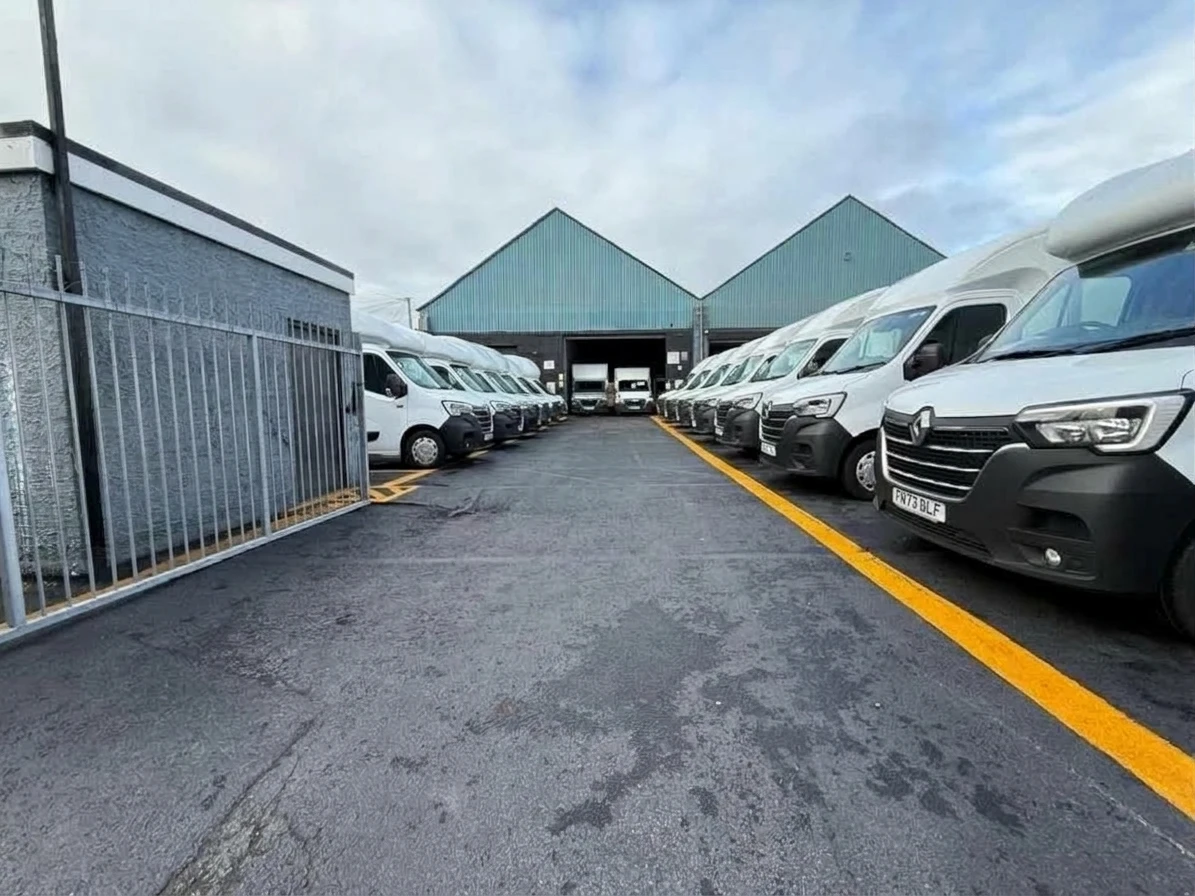 2021 Renault Master Luton Low Loader Van — front three-quarter view