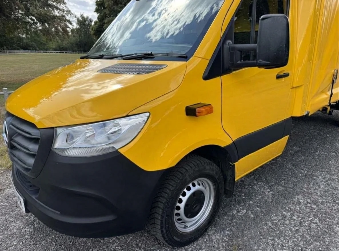 2020 Mercedes-Benz Sprinter CurtainSider Van — detail