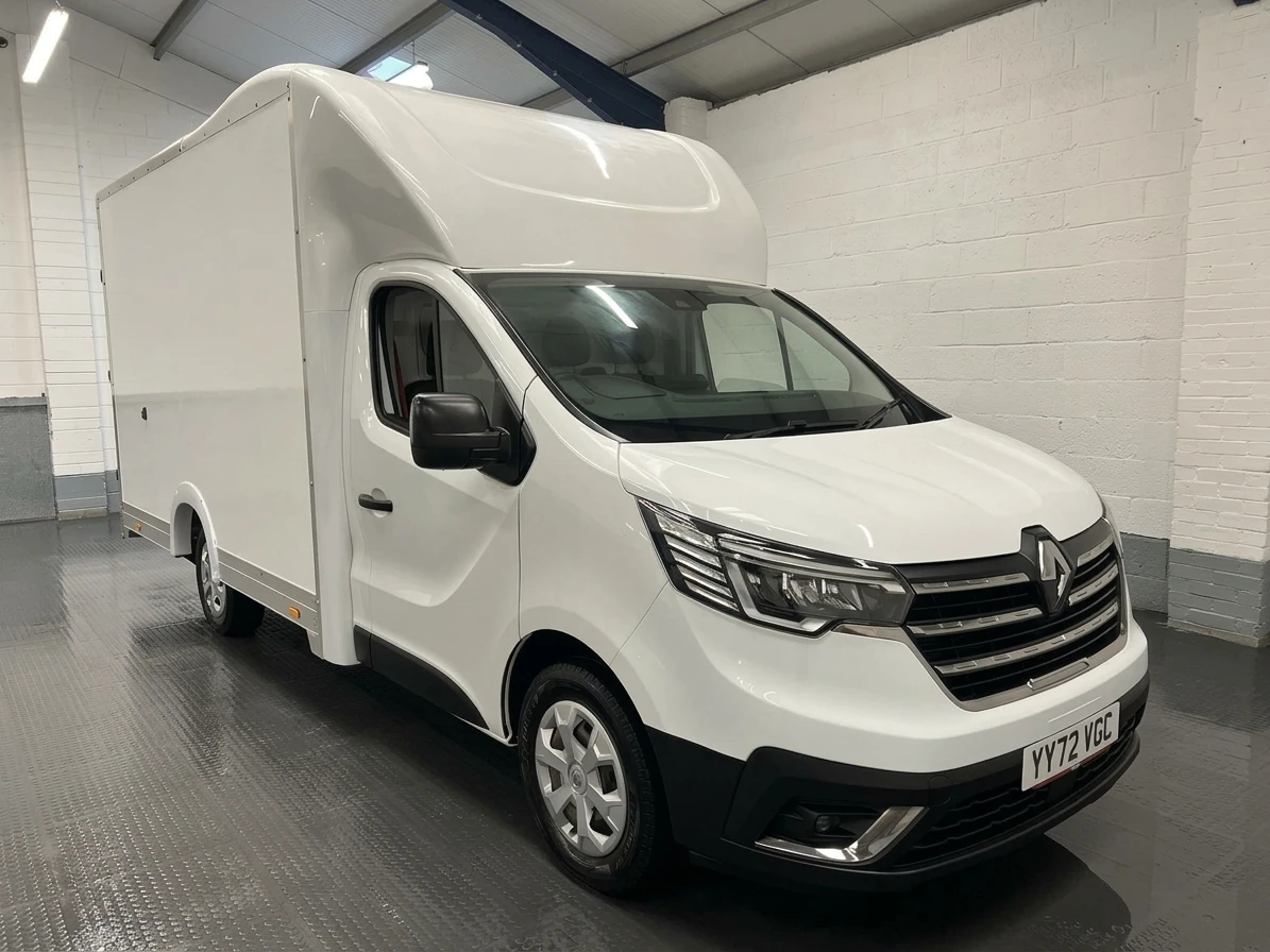 2022 Renault Trafic Luton Low Loader Van — front three-quarter view