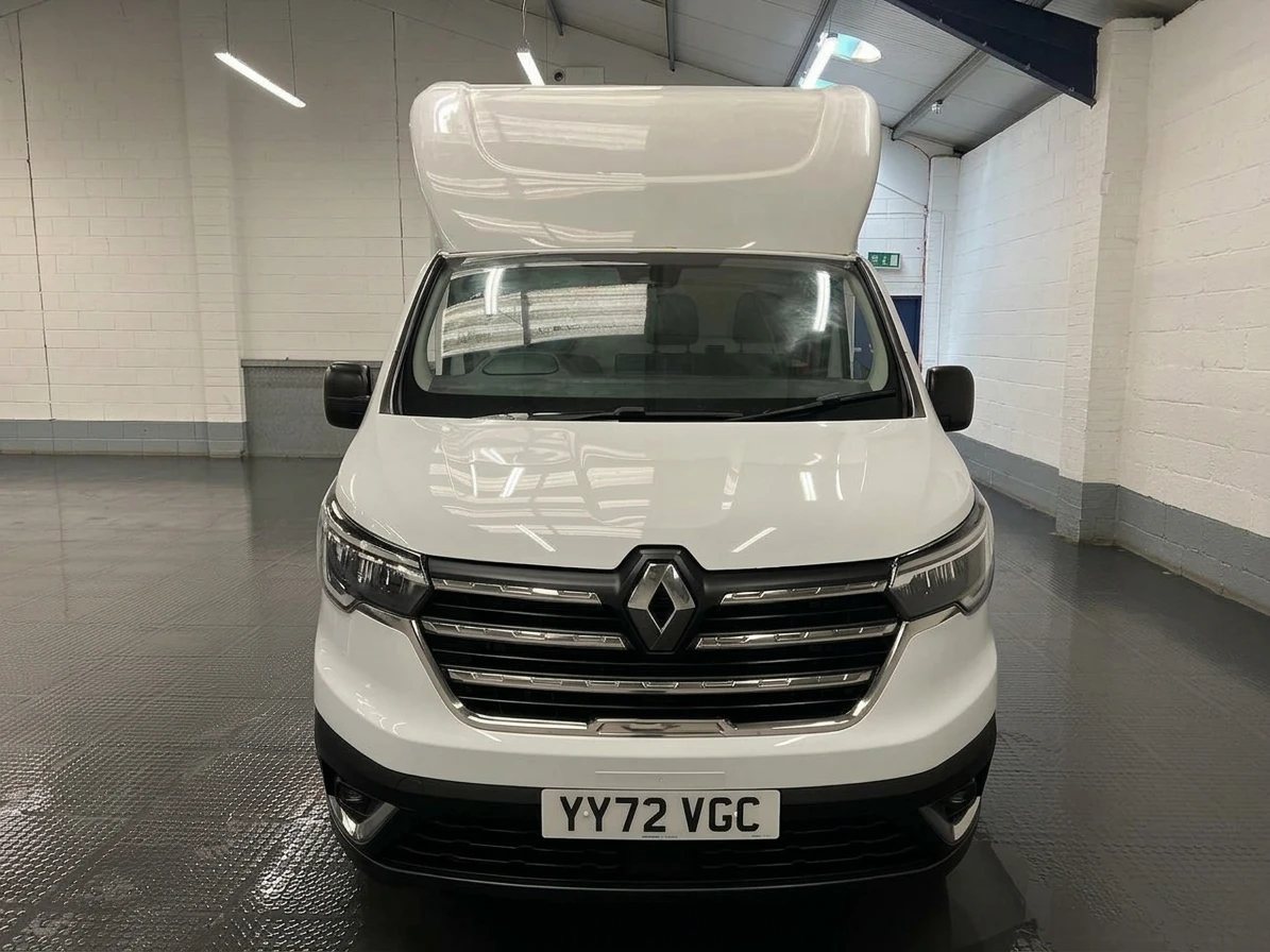2022 Renault Trafic Luton Low Loader Van — front view