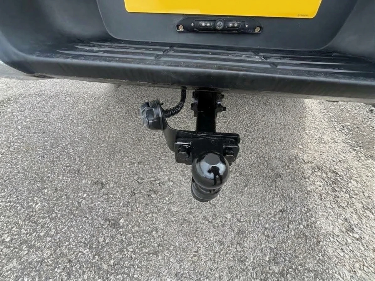 2021 Toyota Hilux Double Cab PickUp Van — detail