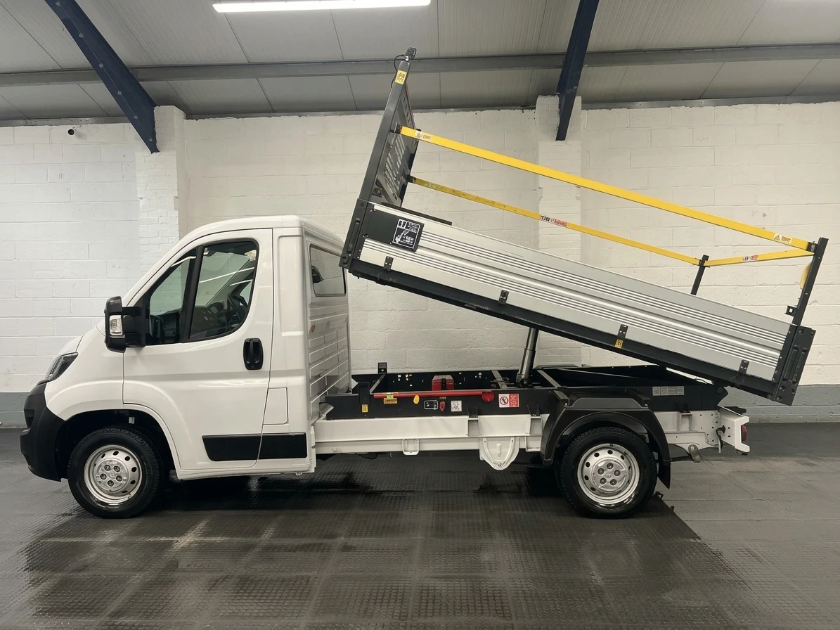 2021 Peugeot Boxer Tipper Van — side view