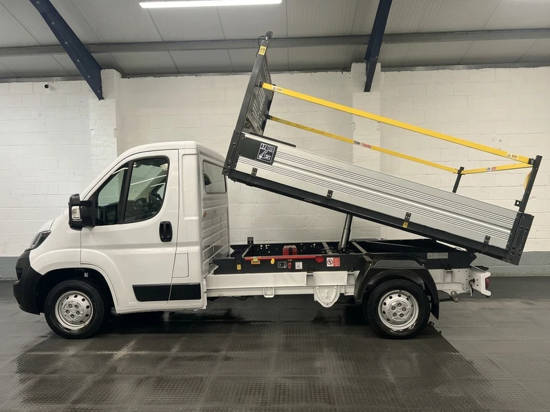 2021 Peugeot Boxer Tipper Van — side view