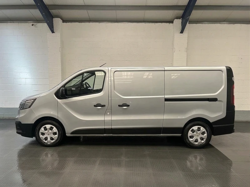 2022 Renault Trafic Panel Van — side view