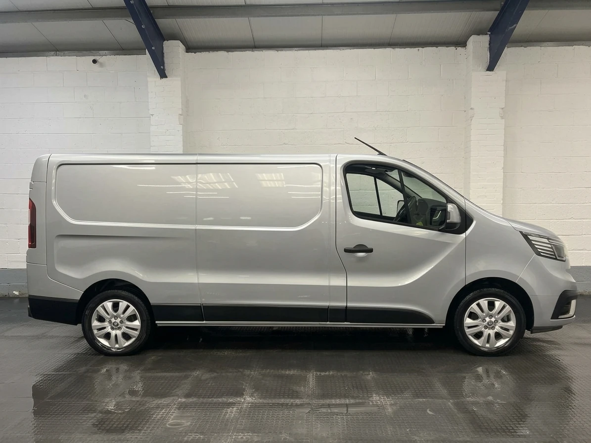 2022 Renault Trafic Panel Van — side view