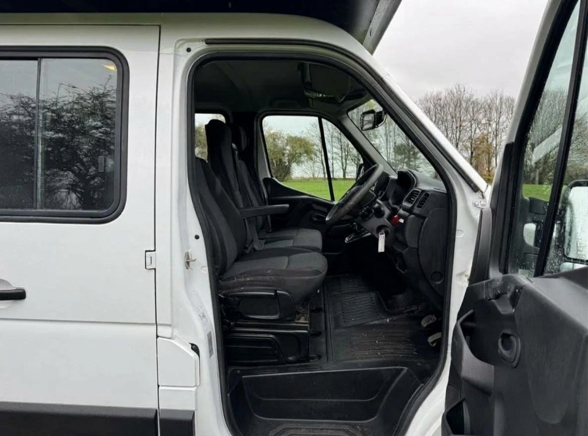 2021 Nissan NV400 Luton Box Van — cab interior