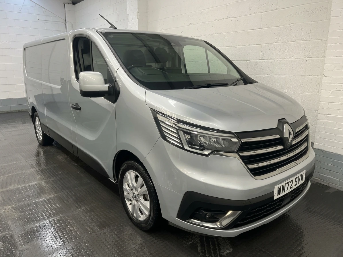 2022 Renault Trafic Panel Van — front three-quarter view