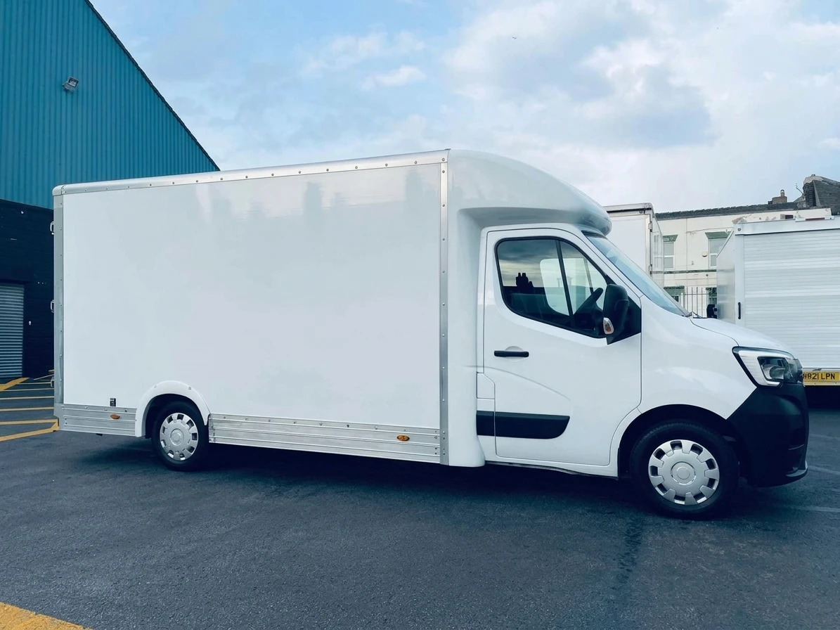 2021 Renault Master Luton Low Loader Van — side view