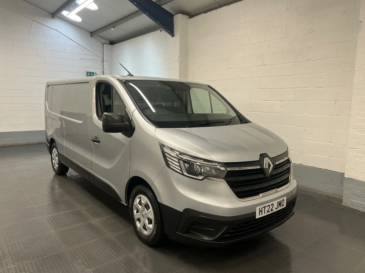 2022 Renault Trafic Panel Van — front three-quarter view