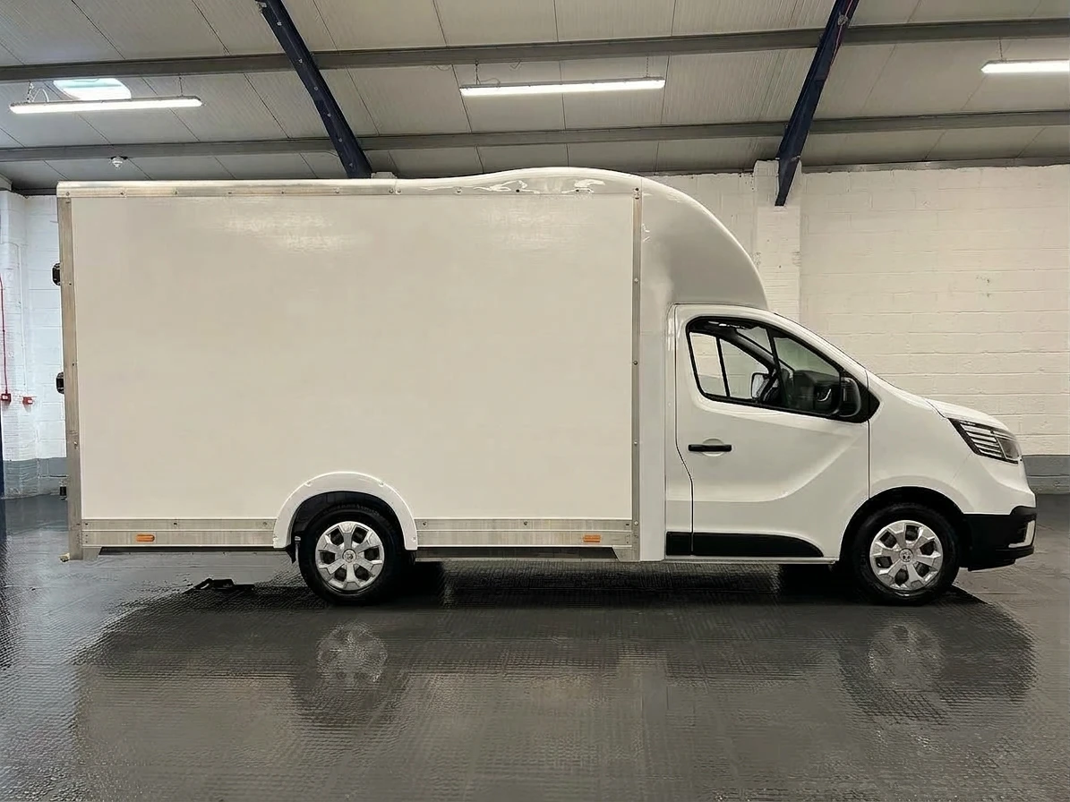 2022 Renault Trafic Luton Low Loader Van — side view