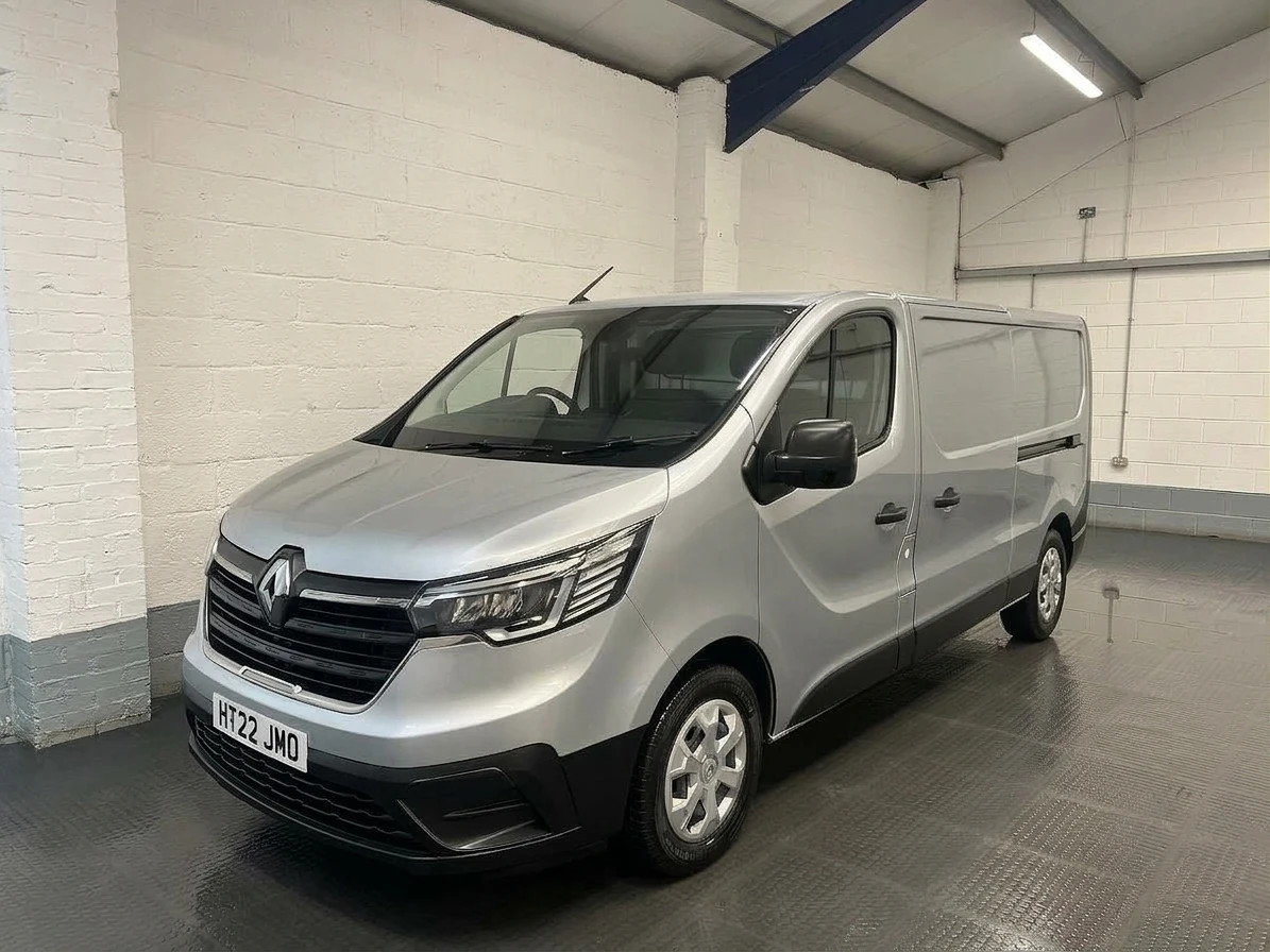 2022 Renault Trafic Panel Van — front three-quarter view