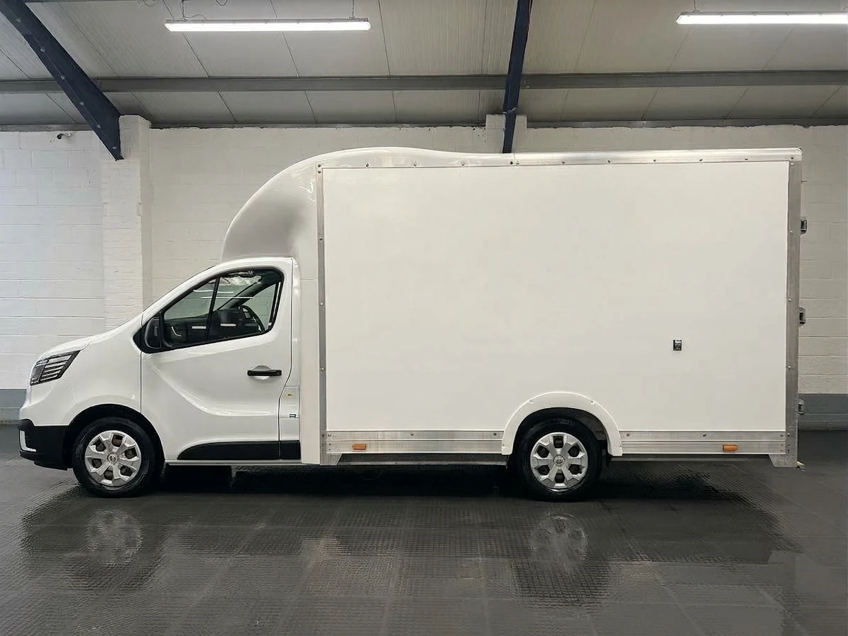 2022 Renault Trafic Luton Low Loader Van — side view