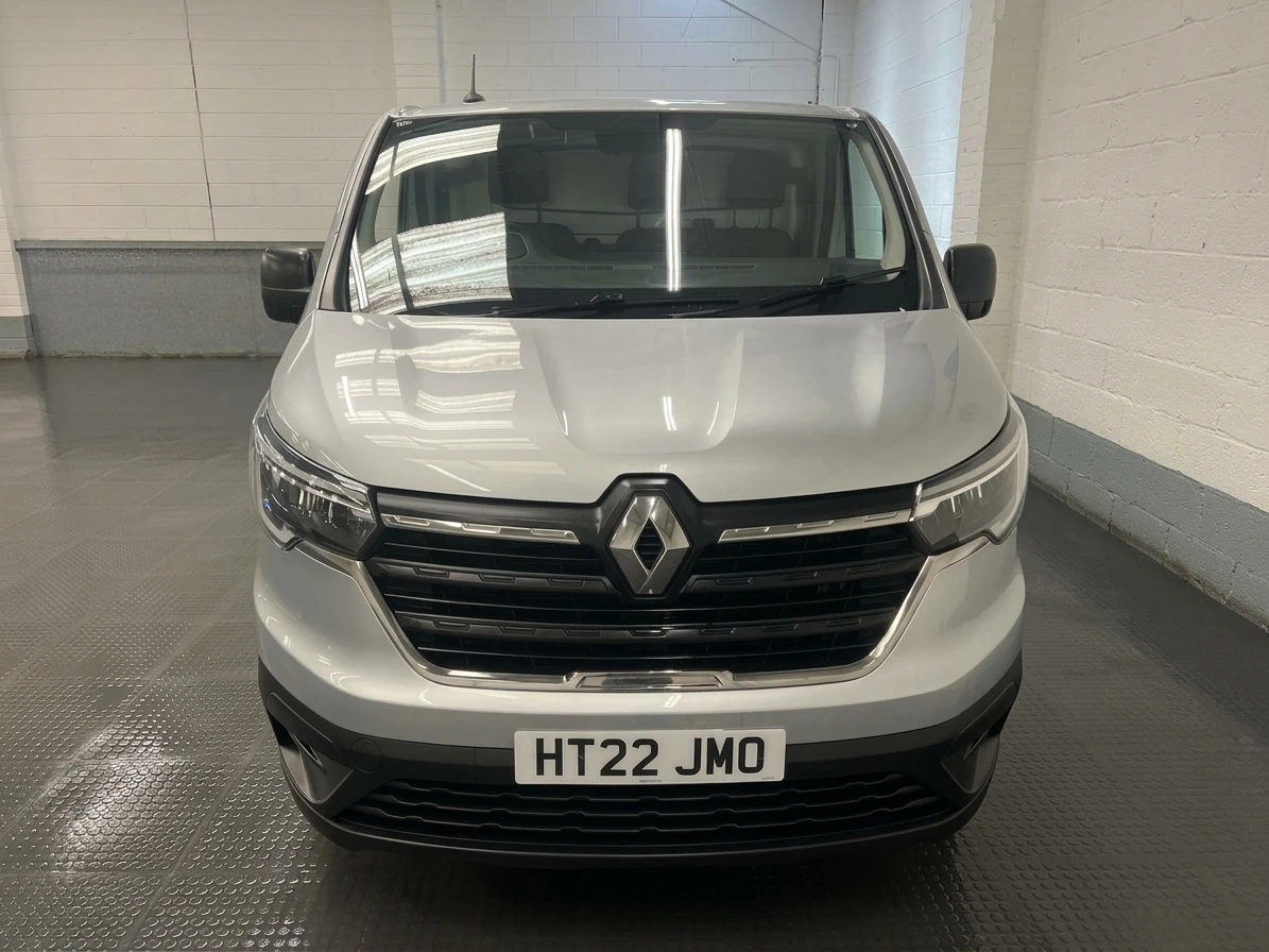 2022 Renault Trafic Panel Van — front view