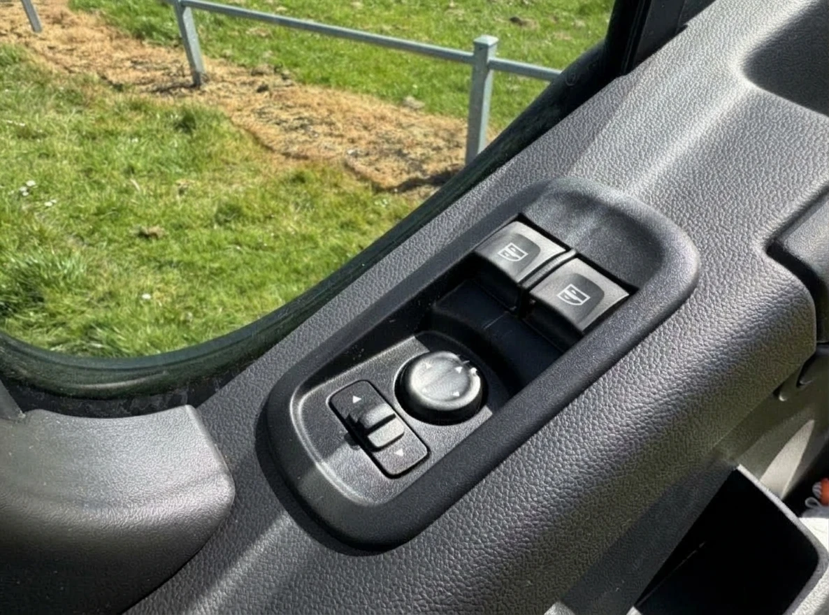 2024 Renault Master Dropside Van — detail