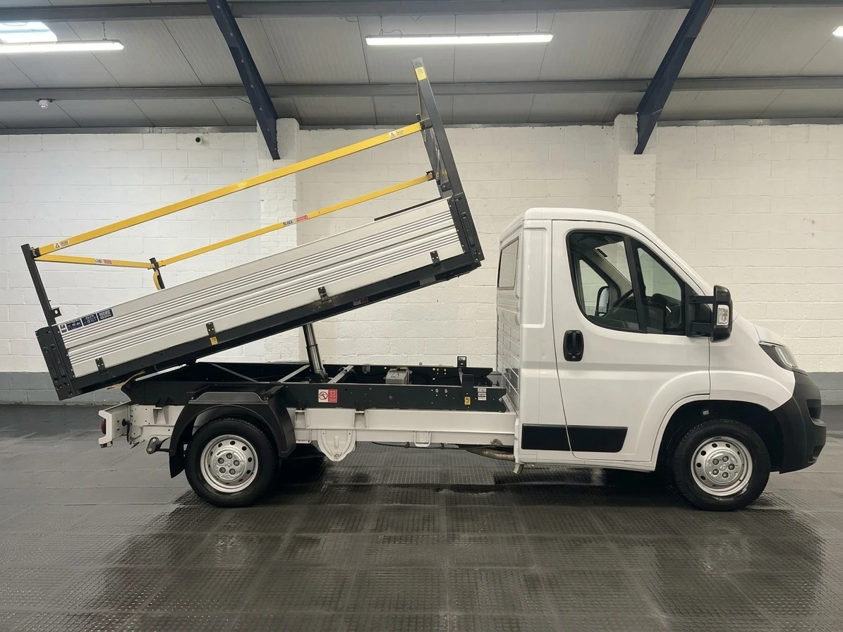 2021 Peugeot Boxer Tipper Van — side view