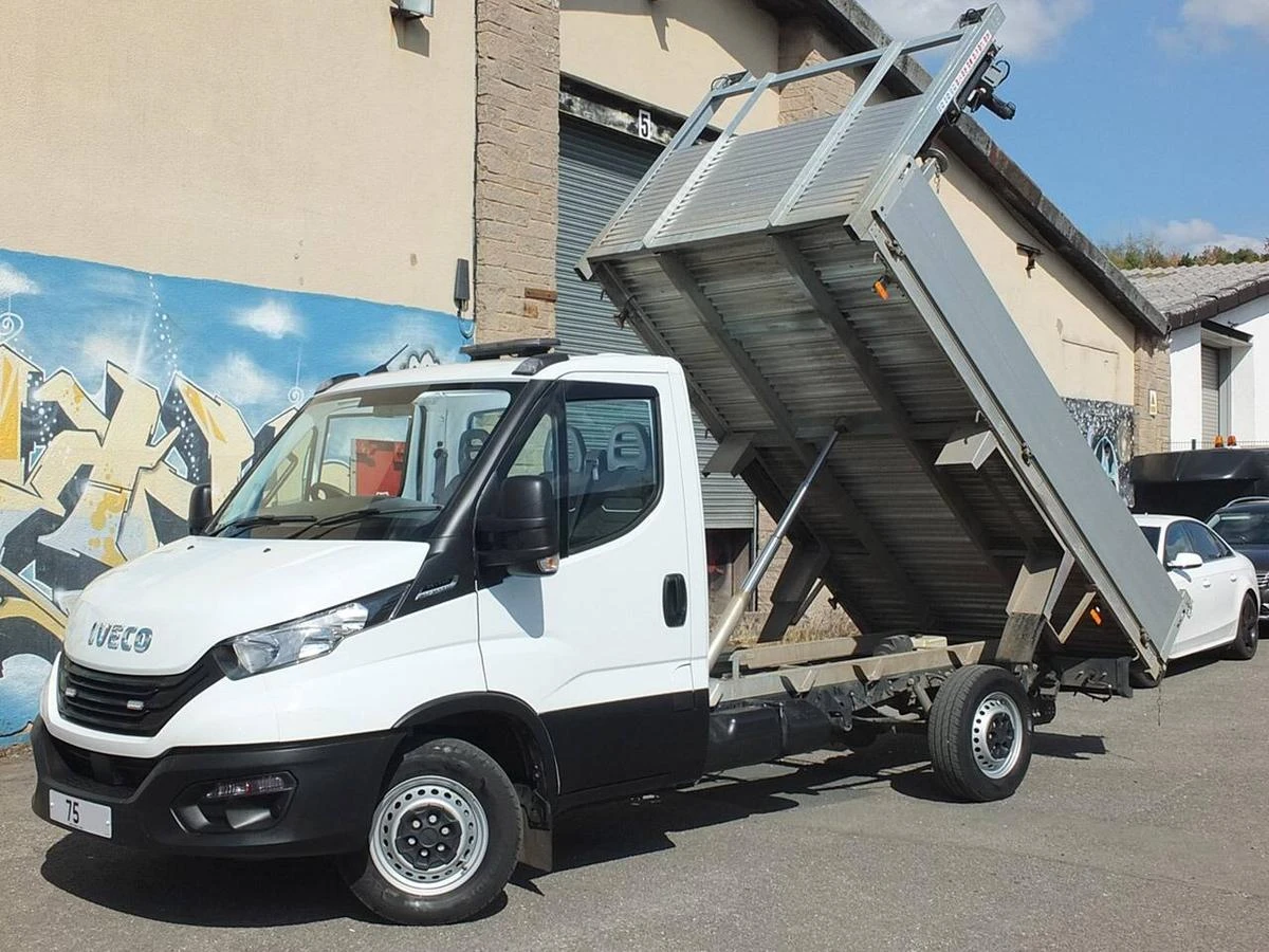 2025 Iveco Daily Tipper Van — front three-quarter view