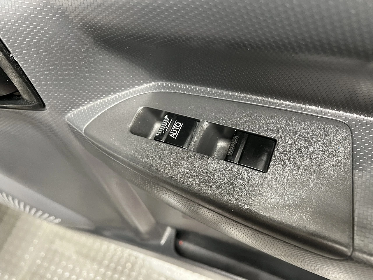 2023 Isuzu Grafter Dropside Van — detail