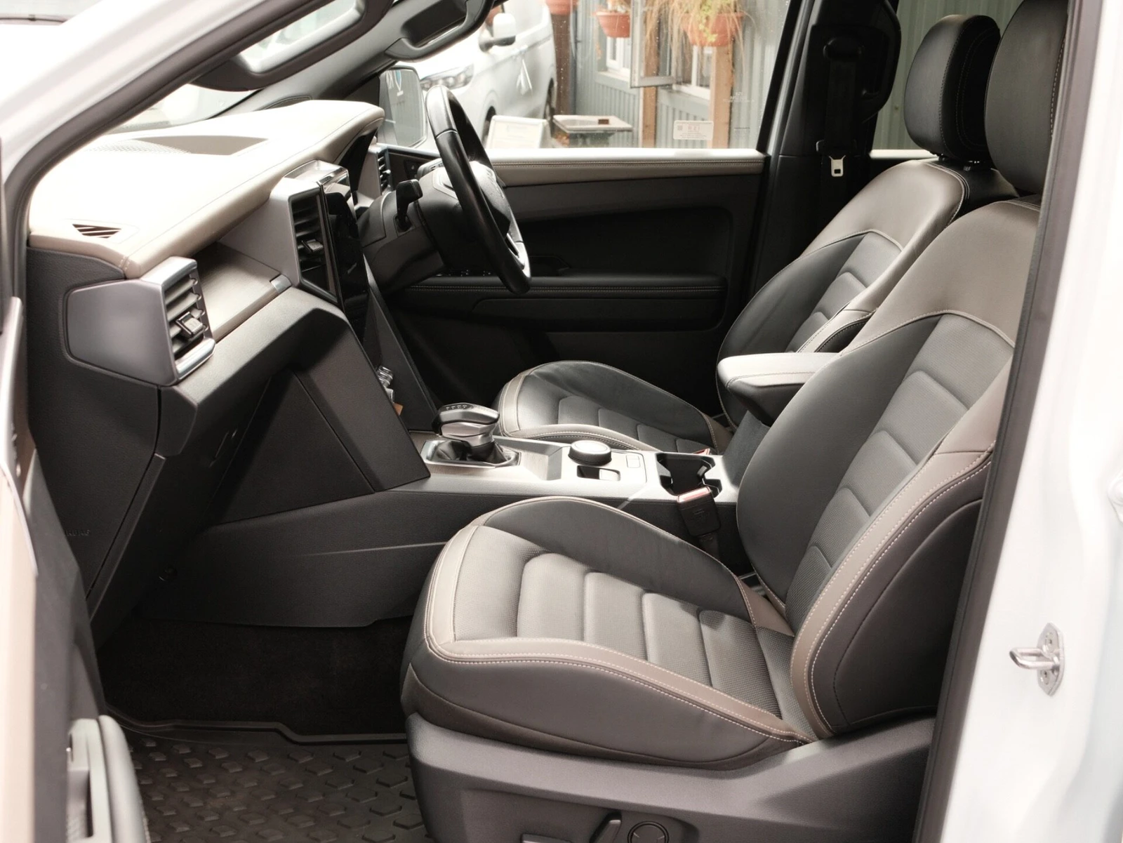 2024 Volkswagen Amarok PickUp Van — cab interior