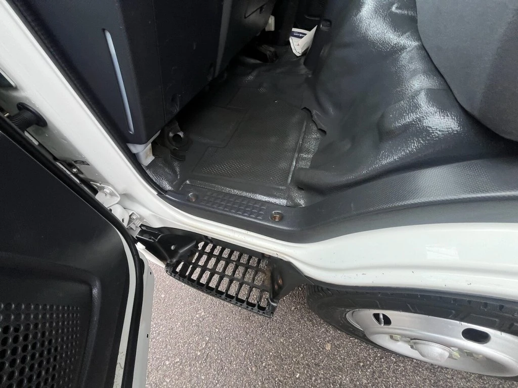 2023 Isuzu Grafter Tipper Van — cab interior