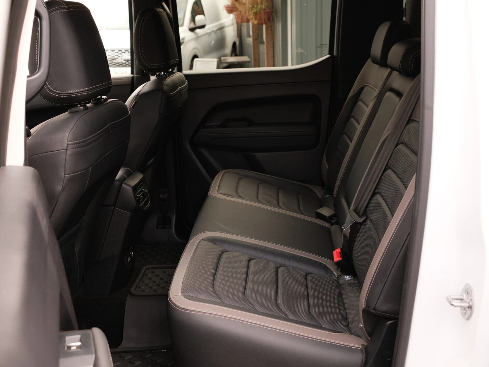2024 Volkswagen Amarok PickUp Van — cab interior