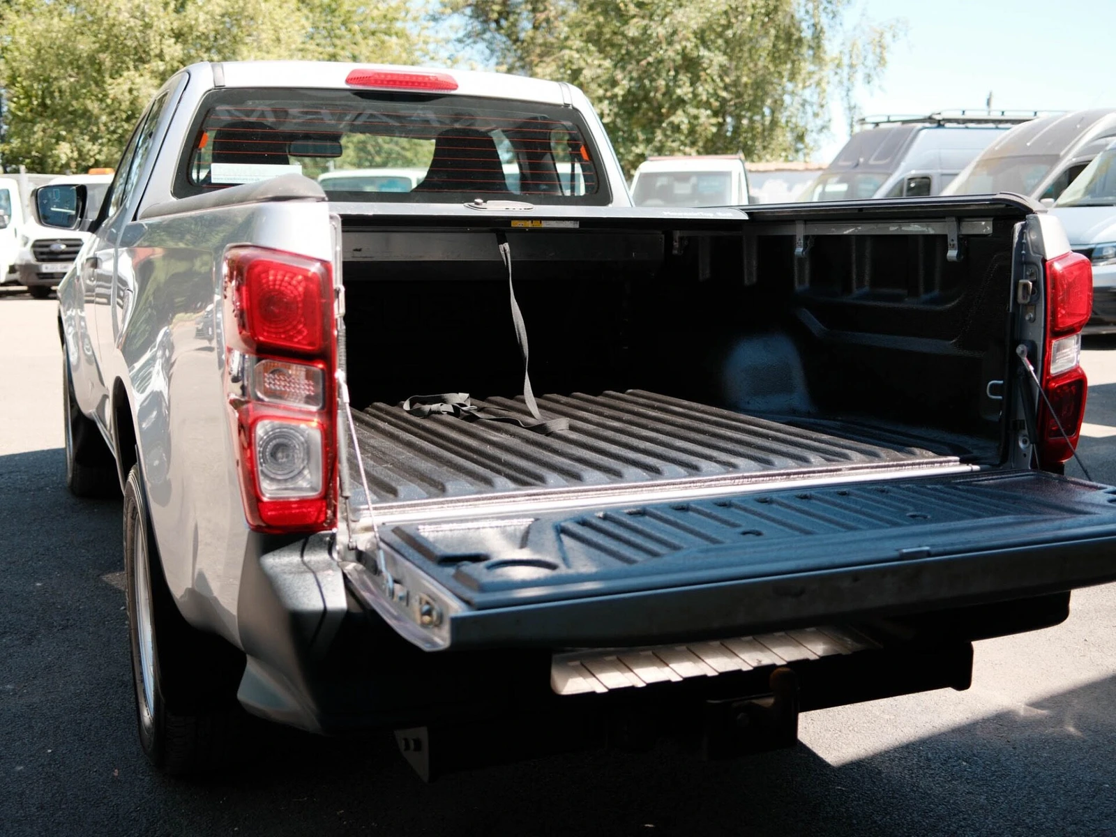 2021 Isuzu D-Max PickUp Van — rear three-quarter view
