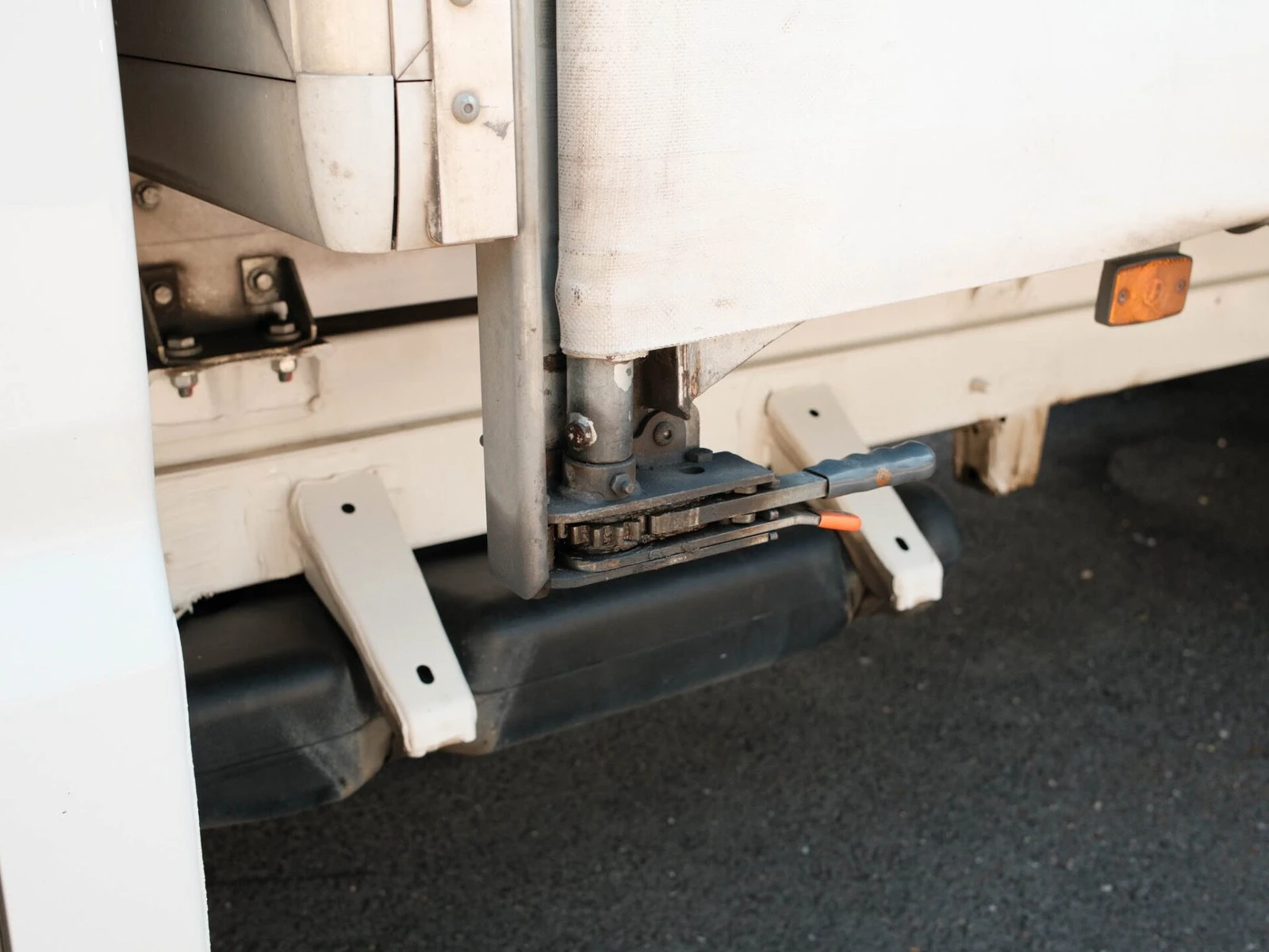 2023 Volkswagen Crafter CurtainSider Van — detail